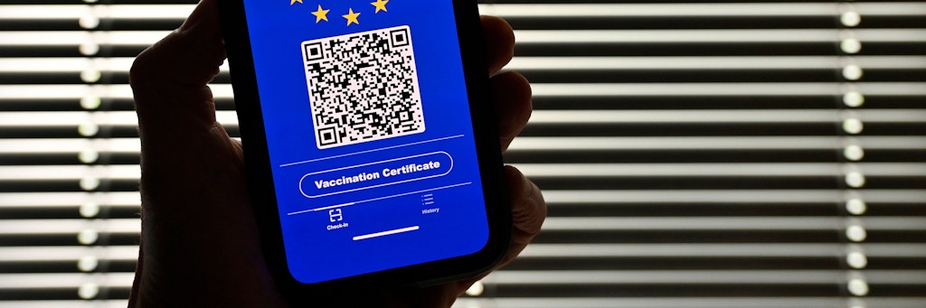 Symbolfoto eines digitalen europäischen Impfpasses mit QR-Code.