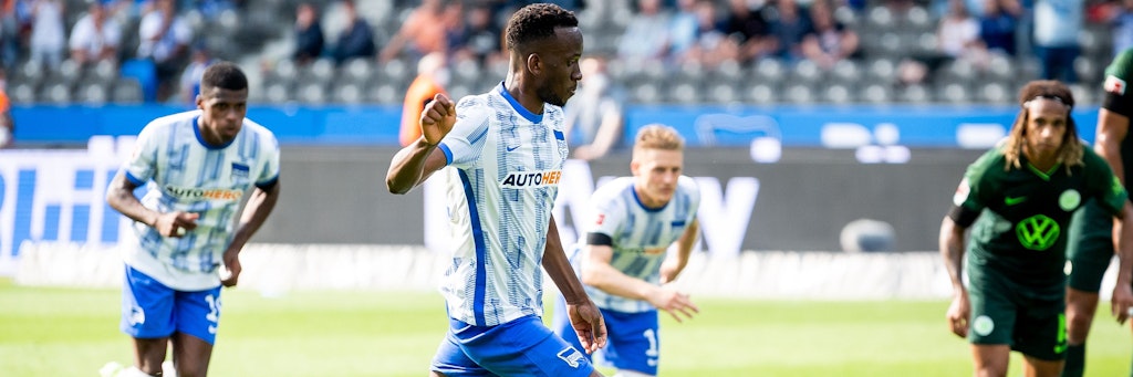 Herthas Dodi Lukebakio tritt an und trifft per Elfer zum 1:0 gegen Wolfsburg. Da war die blau-weiße WElt noch in Ordnung.