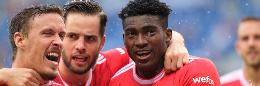 Max Kruse, Niko Gießelmann und Taiwo Awoniyi (v.l.) feiern das Tor zum 2:2.