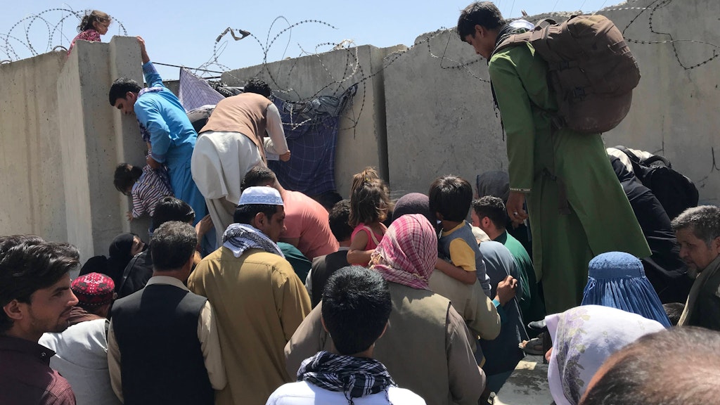 Viele Afghanen versuchen bei starker Hitze weiterhin, in Kabul auf das Flughafen-Gelände zu kommen.