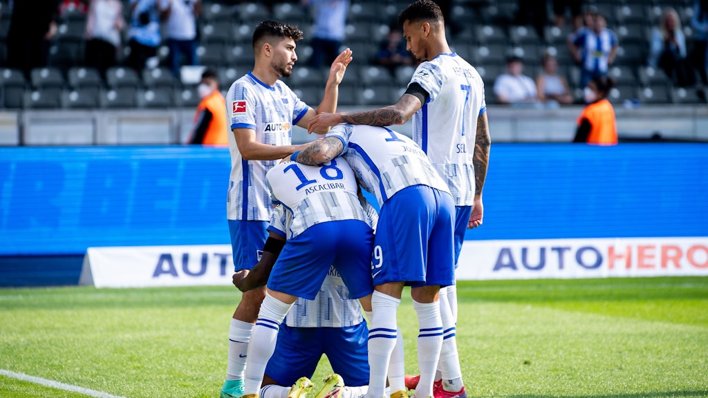 Davie Selke (r.) gratuliert, wenn auch noch ein wenig angefressen, Dodi Lukebakio (m.) nach seinem verwandelten Elfmeter gegen Wolfsburg.