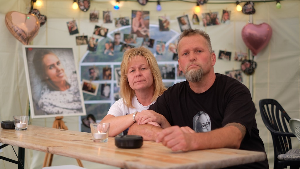 Britta und Christian Martini im Zelt mit den Fotos ihrer Tochter. Fabien Martini wäre am Sonntag 25 Jahre alt geworden.<br>