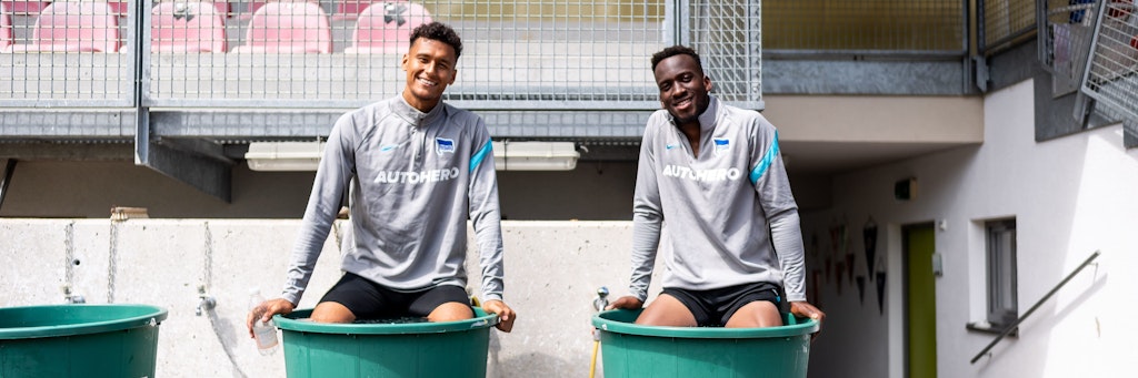 Können gemeinsam Lachen, stritten sich aber darüber, wer den Elfer gegen Wolfsburg schießen darf: Herthas Davie Selke und Dodi Lukebakio. 
