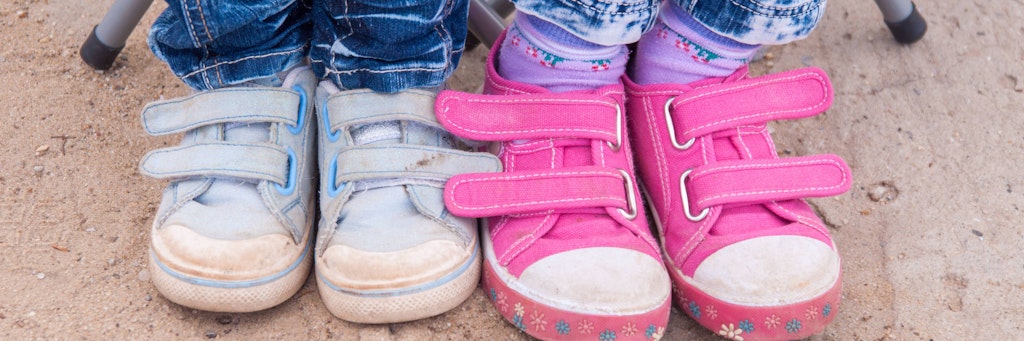 Für kleine Kinder ist der Klettverschluss an den Schuhen ideal; das geht viel leichter als Schnürsenkel binden. 