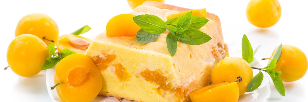 Leckerer Käsekuchen lässt sich mit allerlei Früchten zubereiten. Hier wurden gelbe Pflaumen verwendet. 