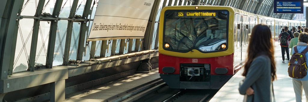 Langes Warten auf die S-Bahn. Die Züge rollen nur sehr eingeschränkt, einige S-Bahnen fahren auf Grund des Streiks gar nicht.