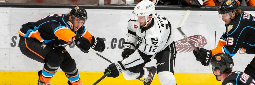 Blaine Byron (r.), hier noch im Trikot der Ontario Reign, stürmt künftig für die Eisbären.