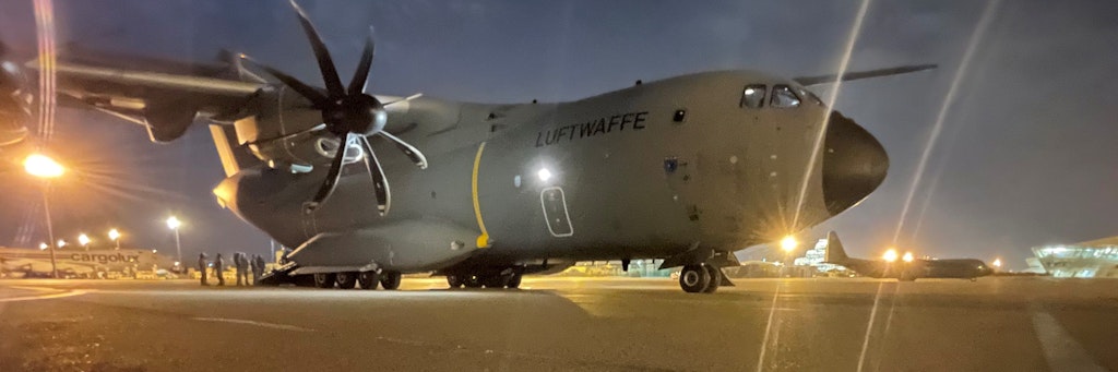 Ein militärisches Transportflugzeug, das bei der Evakuierung deutscher Staatsbürger und afghanische Ortskräfte aus Kabul hilft (Symbolbild). 