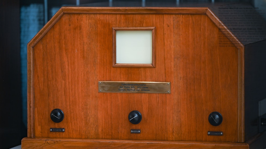Das erste elektronische Fernsehgerät, das Manfred von Ardenne entwickelte, steht heute im Museum für Kommunikation in Frankfurt/Main.