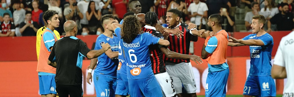 Wilde Szenen auf dem Platz: Nizza-und Marseille-Profis, darunter Ex-Herthaner Matteo Guendouzi, prügelten sich untereinander und mit einigen Hooligans. 