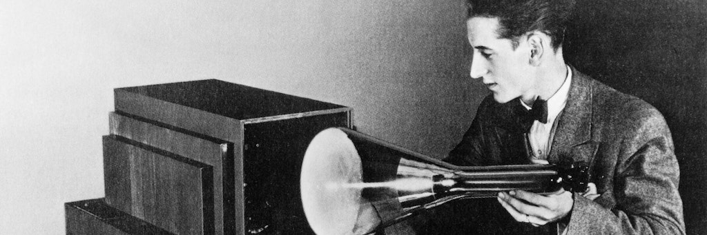 Der junge Physiker Manfred Baron von Ardenne mit einer Kathodenröhre: Sie gehörte zu dem System, mit dem er den Vorgänger unseres heutigen Fernsehers erfand.