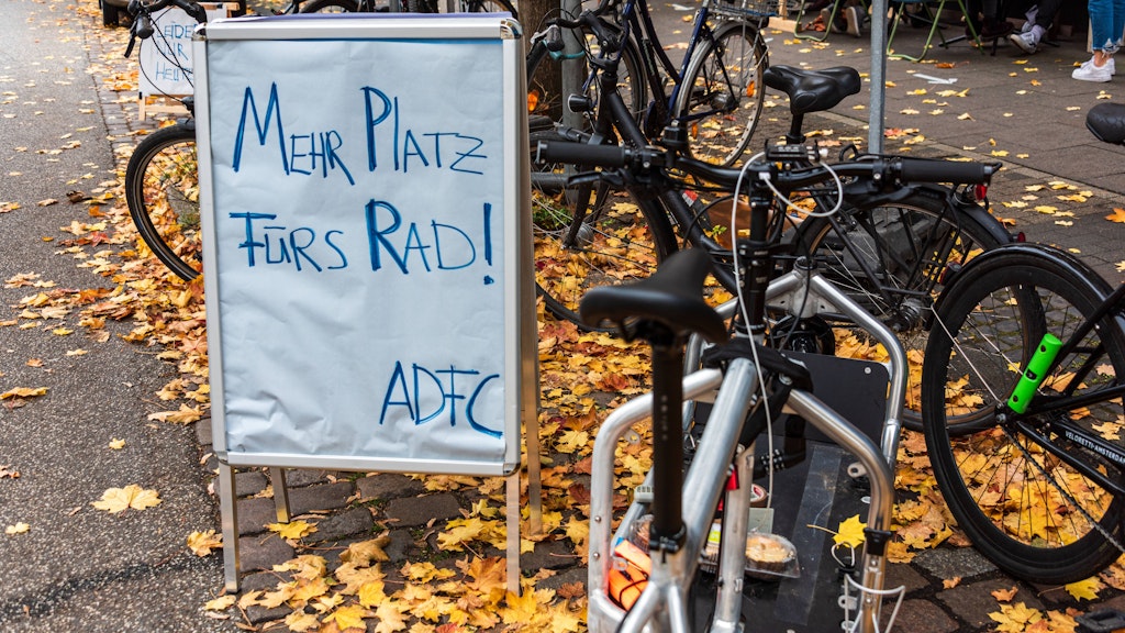 Mehr Platz fürs Rad, fordert der Allgemeine Deutsche Fahrrad-Club. Das heißt aber nicht, dass Radfahrer auch den Fußgängerweg als Radweg benutzen dürfen.