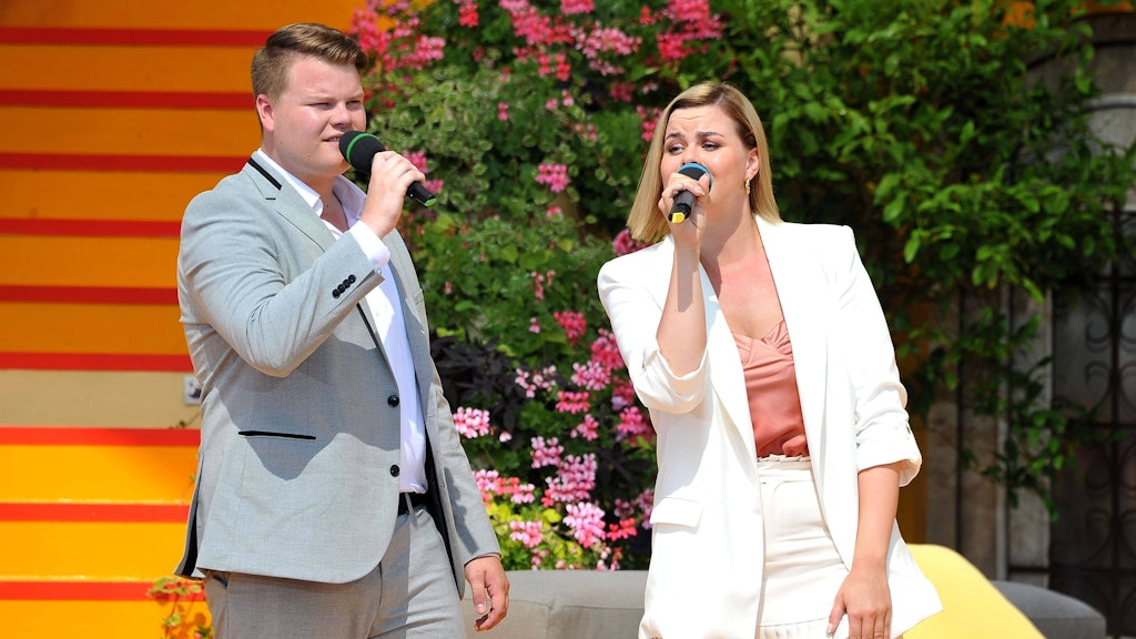 Bianca und Patrick Schummer sind das Schlager-Duo „Amore Blue“ – die beiden traten schon mehrfach bei „Immer wieder sonntags“ mit Stefan Mross auf.