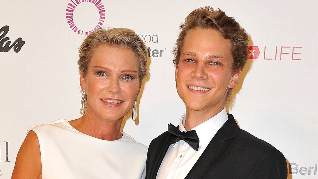 Stephanie Gräfin von Pfuel mit ihrem Sohn Karl.