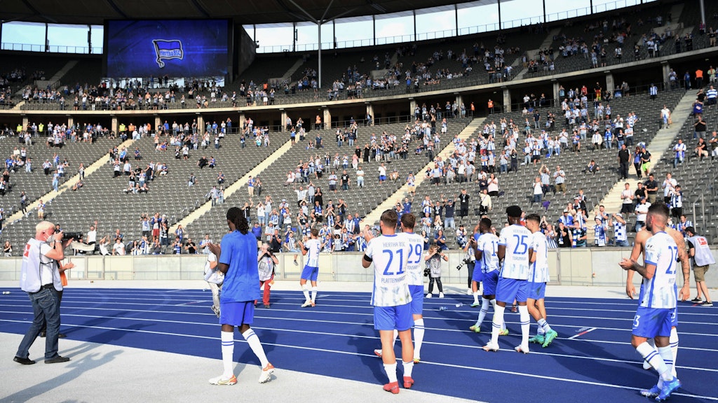 Auch weil die Hertha-Ultras eine Stadion-Rückkehr mit Corona-Auflagen ablehnen, war die Ostkurve gegen Wolfsburg nur spärlich besetzt. 