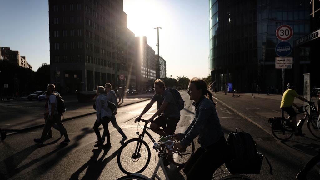Auch so ein Ärgernis, wenn Radler beim überqueren der Kreuzungen zwischen Fußgänger fahren. An Fußgängerampeln müssen sie eigentlich absteigen und ihren Drahtesel schieben.