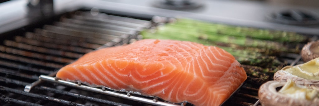 Schmeckt auch lecker gegrillt: Lachs.
