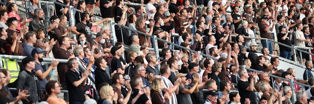 Lokalderby im Hamburger Millerntor-Stadion: St. Pauli-Fans beklatschen die Leistung ihrer Mannschaft im Match gegen den HSV. Zukünftig könnten die Veranstalter mehr Besucher ins Stadion lassen, wenn sie Ungeimpfte aussperren.