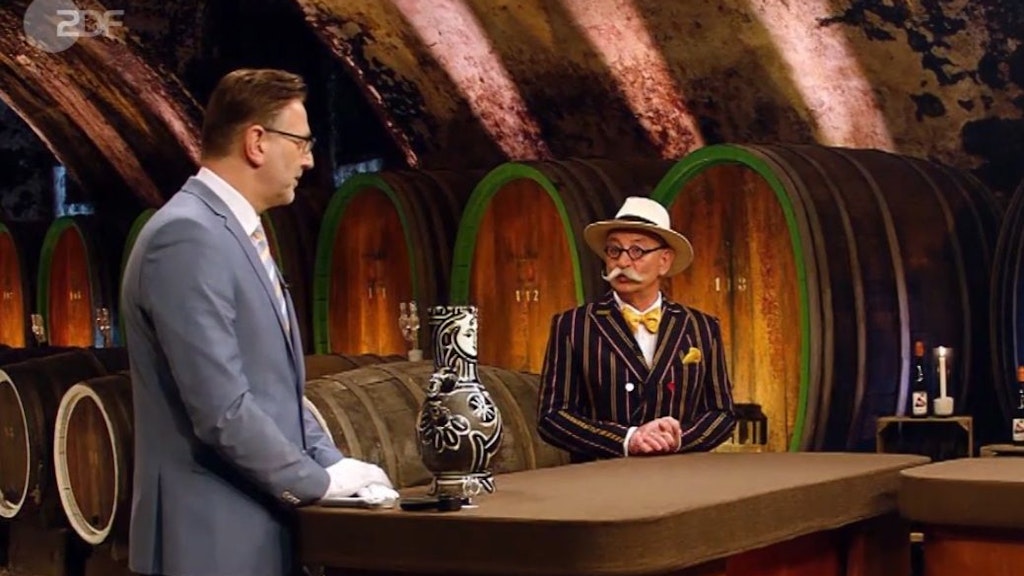 „Bares für Rares“-Experte Detlev Kümmel gibt einen gigantischen Schätzpreis für die Vase ab.