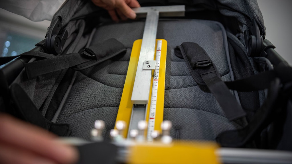Mit einem Winkelmesser prüften die Tester, ob sich die Rückenlehne bei den Buggys in eine bequeme Liegeposition bringen lässt.