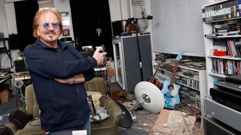 Frank Zander in seinem Arbeitszimmer im Januar 2021: Er zeigt auf die Stelle, auf der die Teile zu sehen sind, die von der Decke fielen.