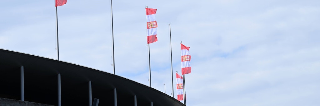 Das Olympiastadion geschmückt mit rot-weißen Bannern.