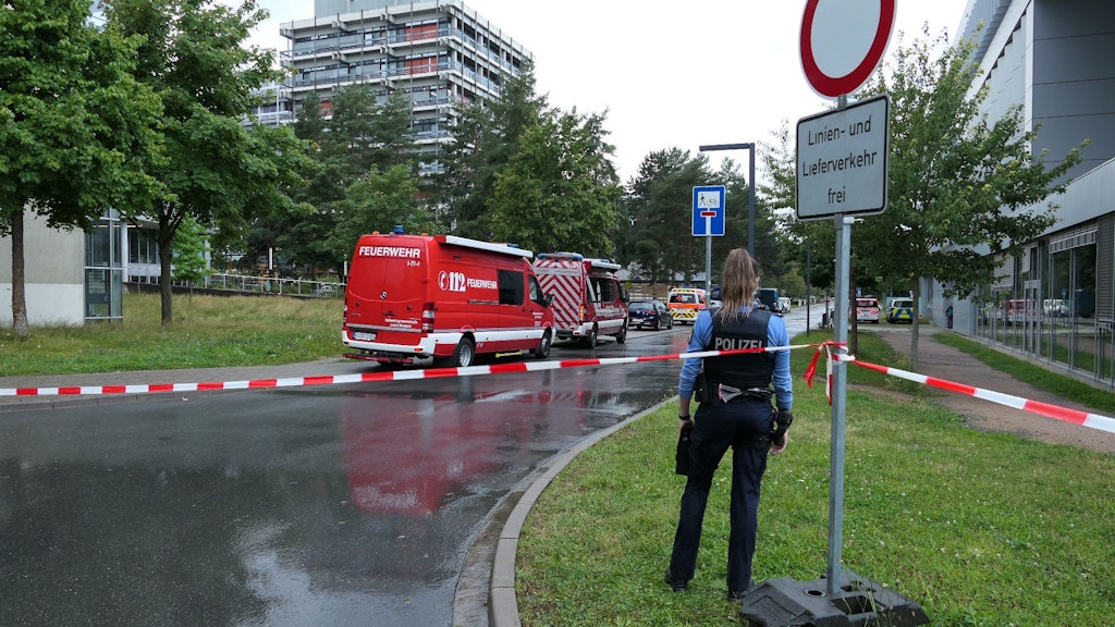 Weiträumig abgesperrt ist das Areal um das Gebäude L201 auf dem Campus Lichtwiese.