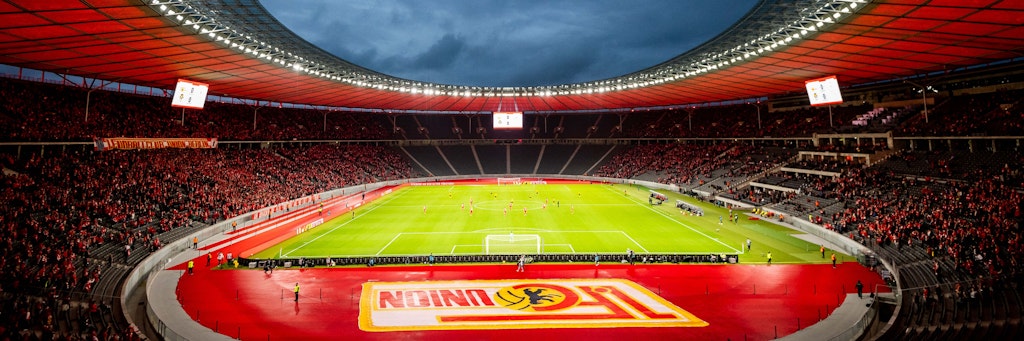 Rot, rot, rot, sind alle meine Stadien. Das Olympiastadion in ungewohntem Farbton.