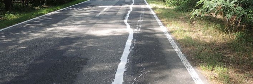 Auf dieser Landstraße zwischen zwei Ortsteilen von Kyritz in Brandenburg haben Unbekannte einen Radweg eingezeichnet.