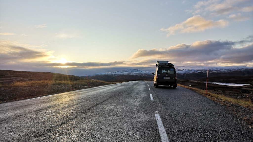 Im Herbst Richtung Norden auf der Suche nach dem Polarlicht. Sarah und Mathias wählen eine andere Route als viele Nomaden, die den Winter lieber im Süden verbringen. 