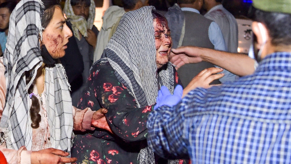 Zwei bei den Explosionen verletzte Frauen treffen an einem Hospital in Kabul ein. 