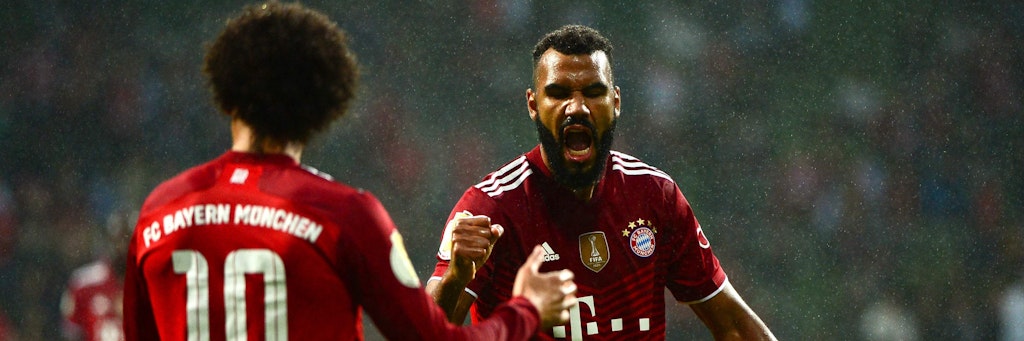 Eric Maxim Choupo-Moting (r.) feiert zusammen mit Leroy Sané einen seiner vier Treffer gegen den Bremer SV.