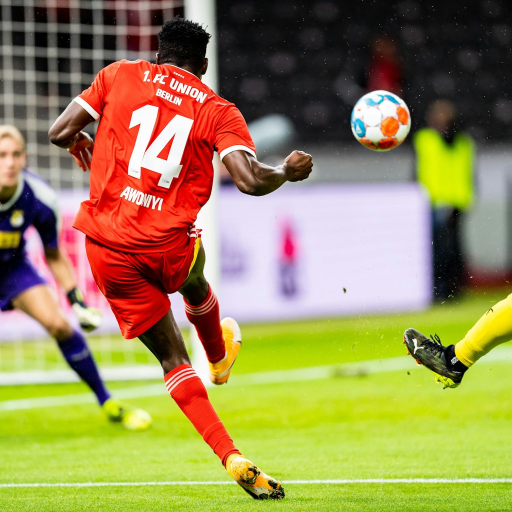Taiwo Awoniy versucht vergeblich Kuopions Keeper Johannes Kreidl zu bewzingen. 