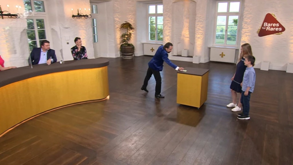 „Bares für Rares“-Händler Wolfgang Pauritsch spendiert 200 Euro auf den Verkaufspreis oben drauf. Er musste sich in einem spannenden Bietergefecht geschlagen geben.