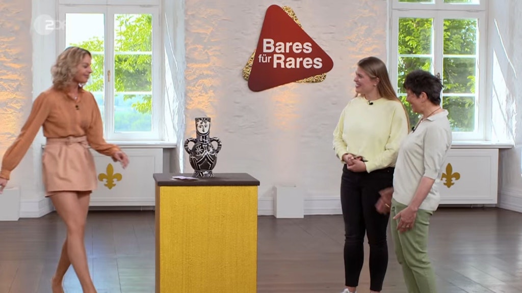 Da müssen Isabell und Martina nicht lange überlegen. Für 10.000 Euro wechselt ihre Vase bei „Bares für Rares“ den Besitzer. Susanne Steiger kauft sie.