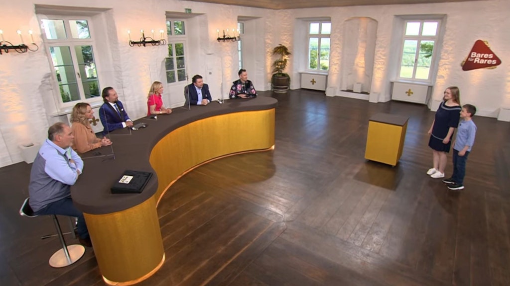 Vor den „Bares für Rares“-Händlern bleiben Charlotte und Leo absolut cool.