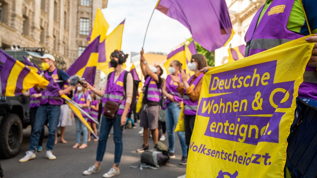 Die Initiative „Deutsche Wohnen und Co. enteignen“ hat mit einer Unterschriftensammlung einen Volksentscheid über die Enteignung großer Immobilienkonzerne erwirkt.