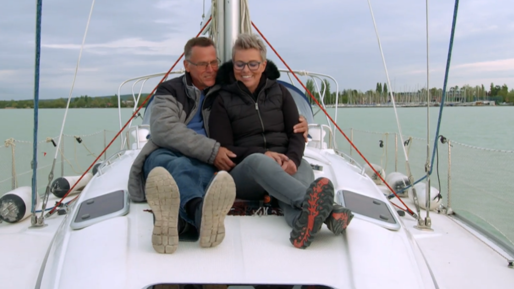 „Bauer sucht Frau International“-Kandidat Herbert aus Ungarn hält seine Petra auf dem Boot fest im Arm.