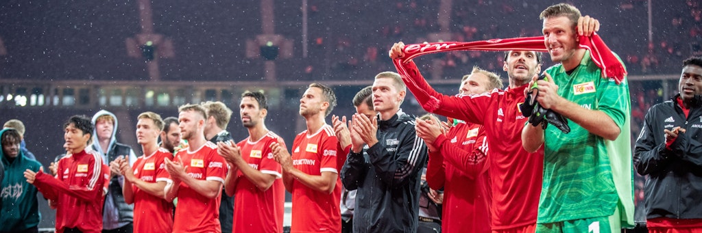 Die Spieler des 1. FC Union feiern im Olympiastadion den Einzug in die Gruppenphase der Conference League.