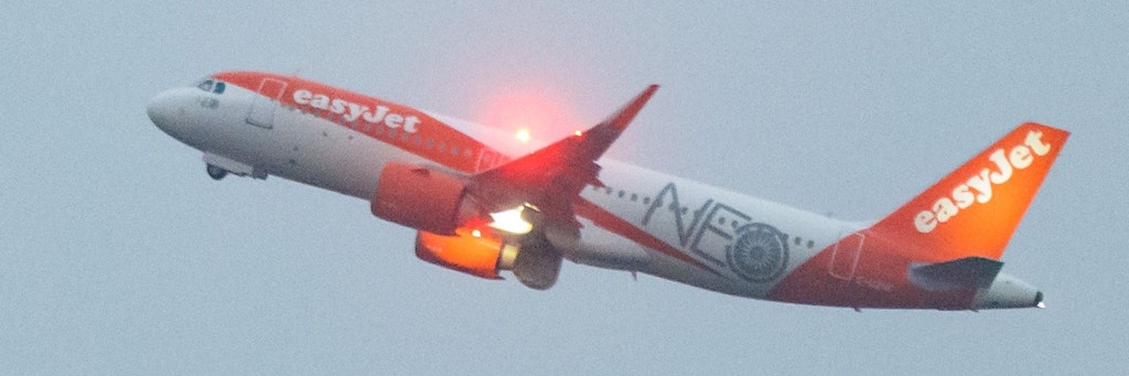 Eine Easyjet-Maschine nach dem Start in Schönefeld.