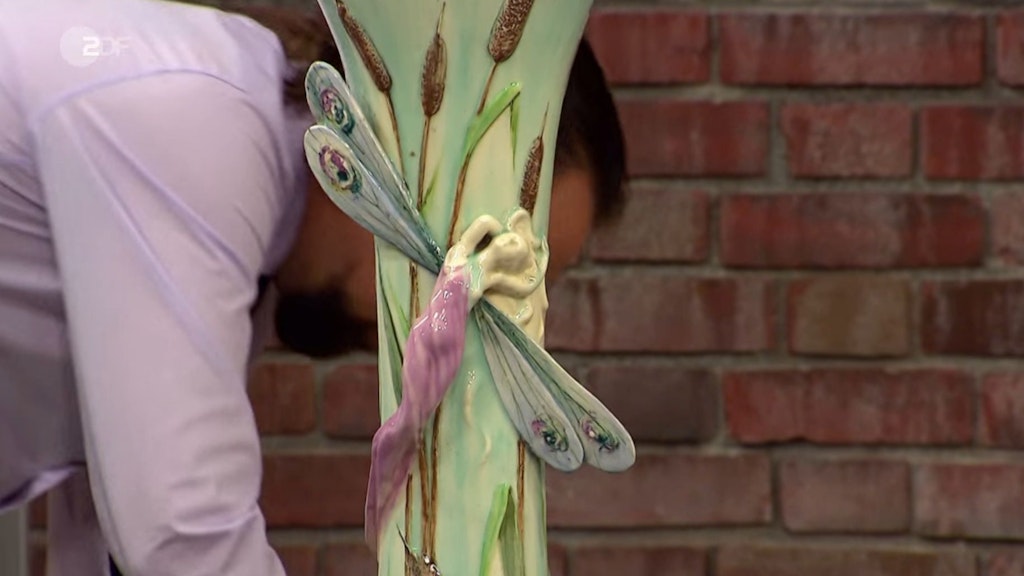 Viele Details zieren die Vase, die bei „Bares für Rares“ den Besitzer wechseln soll.