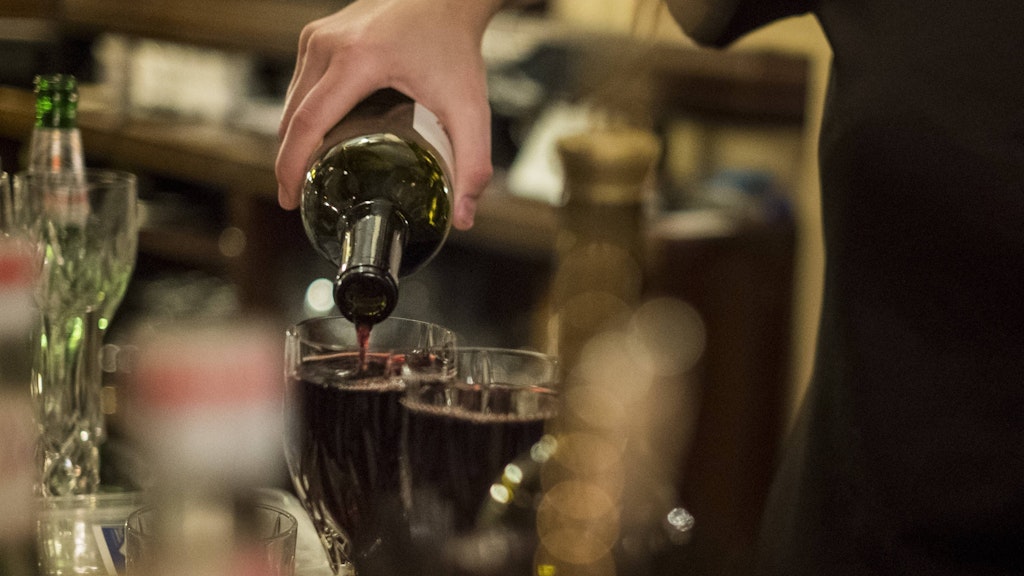 Ein Gläschen Alkohol hilft beim Verdauen? Von wegen!