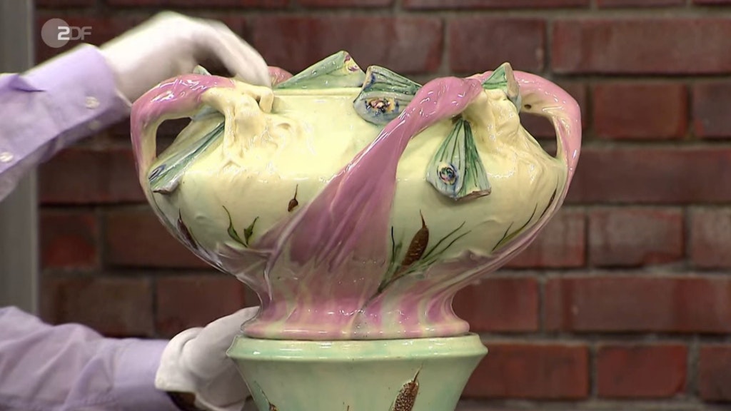 Am Blumentopf der Vase, die bei „Bares für Rares“ angeboten wird, sind alle Flügel abgebrochen.