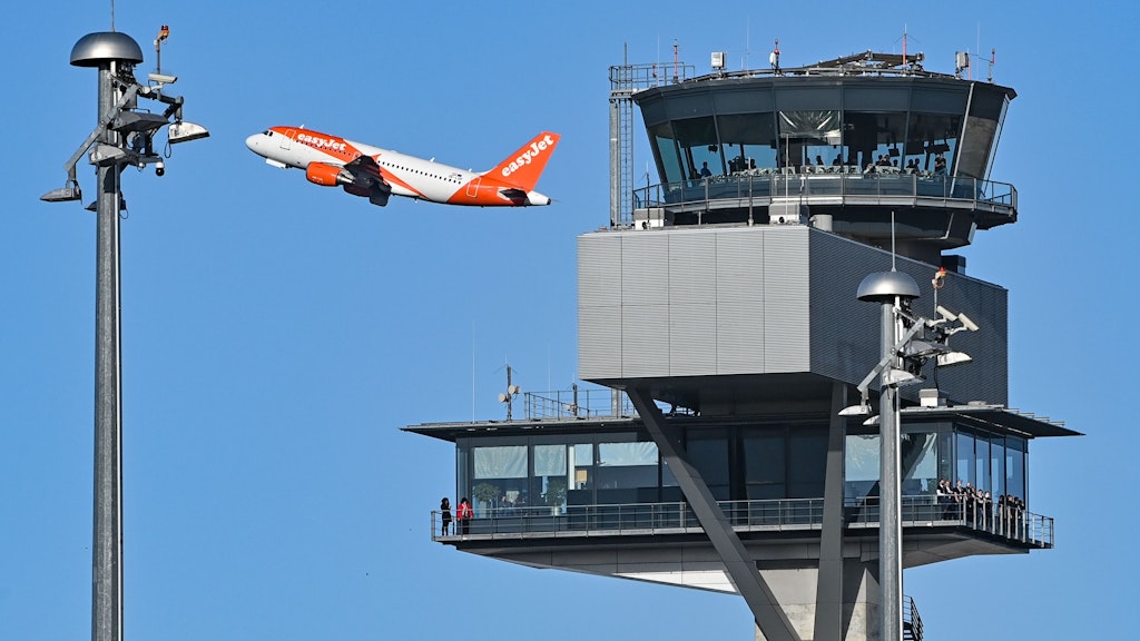 Ein Passagierflugzeug der britischen Fluggesellschaft Easyjet startet von der Nordbahn des BER. Eine anspruchsvoll zu fliegende Flugroute macht Schwierigkeiten.