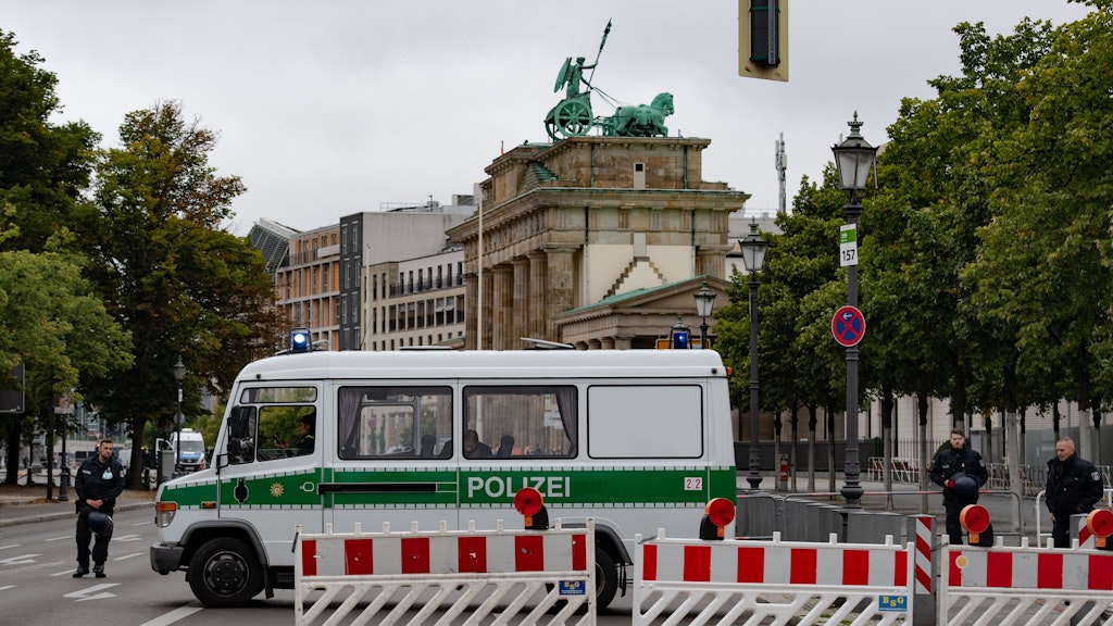 Die Polizei hat das Regierungsviertel wegen angekündigter Demonstrationen gegen die Corona-Politik weiträumig abgesperrt.