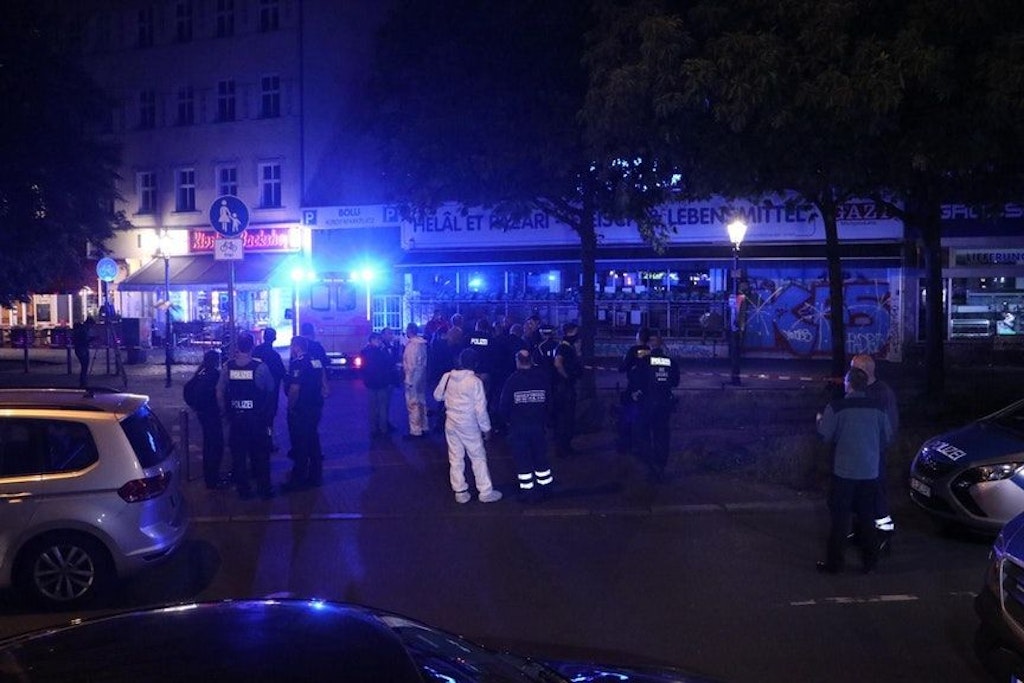 Ende August 2021: Polizisten mit Maschinenpistolen suchen nach den tödlichen Schüssen auf dem Gelände eines Baumarktes in Wedding nach Verdächtigen.