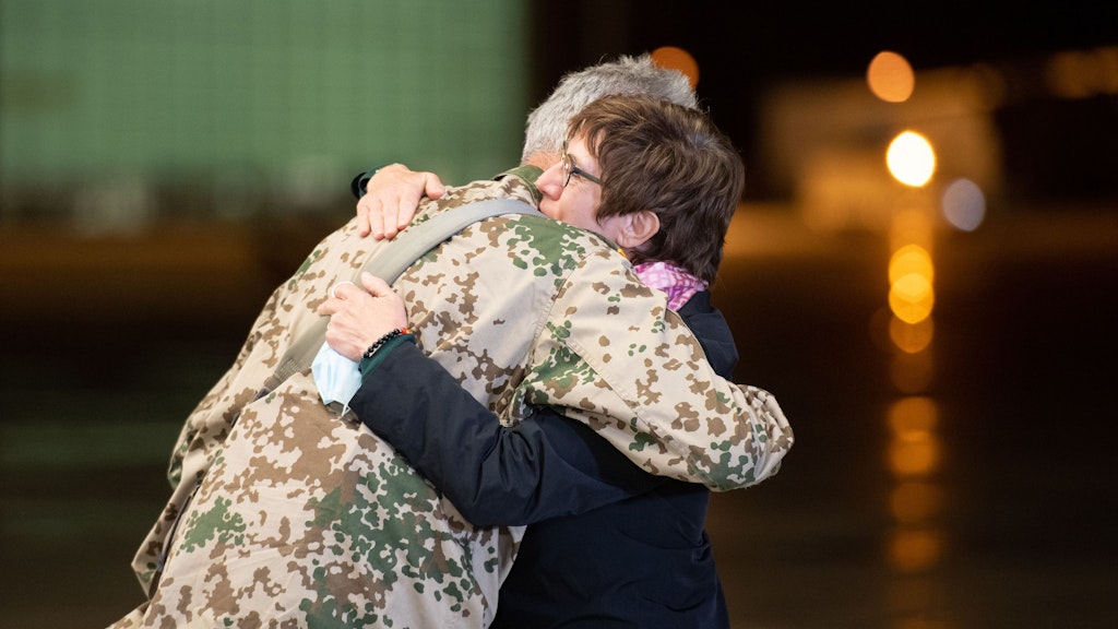 Verteidigungsministerin Annegret Kramp-Karrenbauer (CDU) umarmte Bundeswehr-Kommandeur Jens Arlt nach der Rückkehr der Truppe aus Afghanistan. 