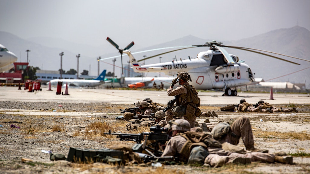 US-Soldaten bewachen den Flughafen Kabul.
