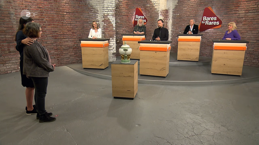 Die beiden Kandidatinnen im Händlerraum bei „Bares für Rares“ - in der Mitte die besondere Terrine.