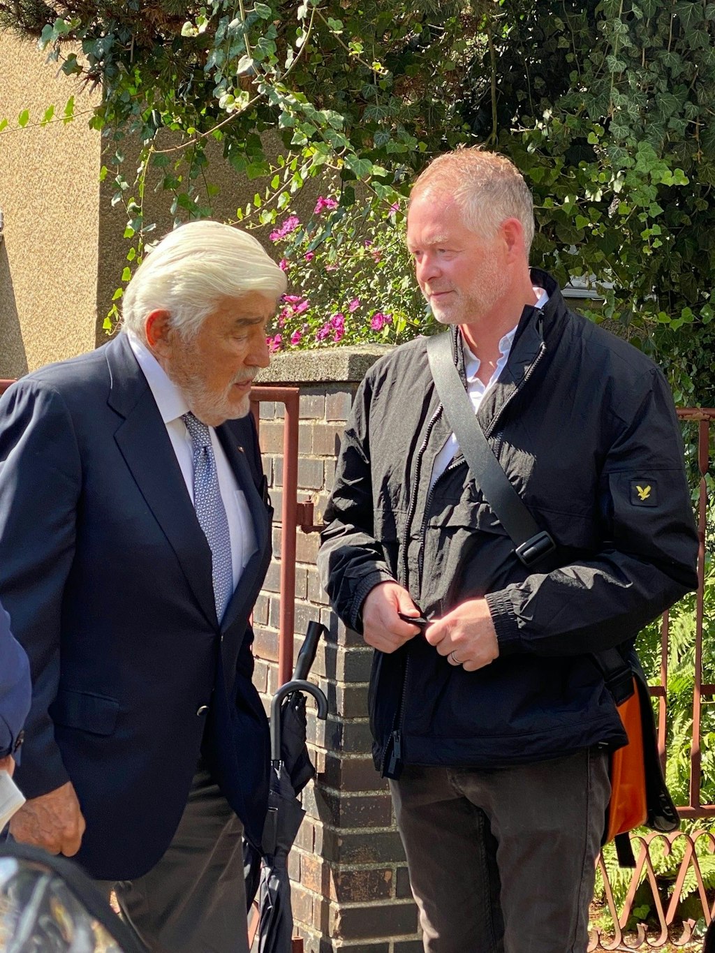 Der Großneffe von Lüdke, Sven Bauschus, im Gespräch mit dem Schauspieler Mario Adorf.